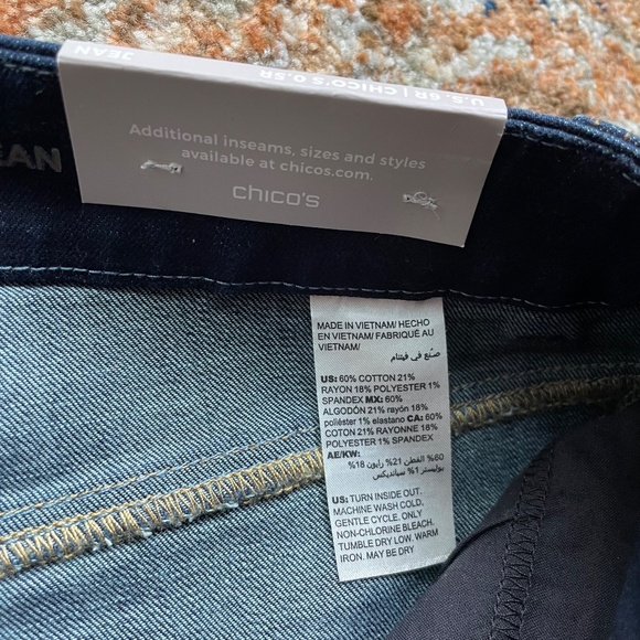Chico's So Slimming Girlfriend Jeans In Quill Rinse Indigo Wash, Size 6 or Small - Picture 7 of 16